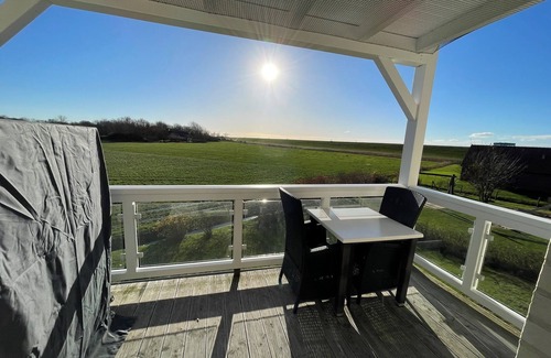 Wremen Apartment | Strandnahe Ferienwohnung mit Sauna, Sonnigem Balkon und Wunderschönem Landblick