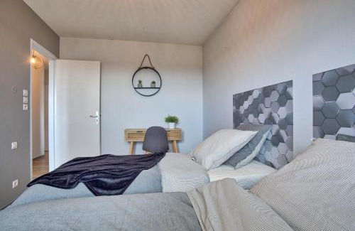 Koenigshoffen Est Apartment | Strasbourg Urban Chic Cathedral View - parking, tram, 8 min city center