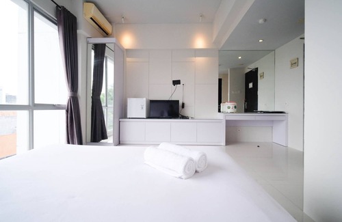 Darmo Apartment | Strategic And Comfy Studio (No Kitchen) At Grand Darmo Suite Apartment