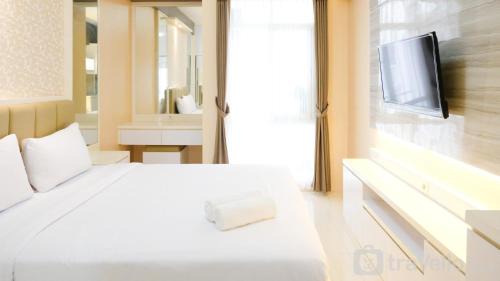 Surabaya Apartment | Strategic and Cozy Living Studio at Bale Hinggil Apartment By Travelio