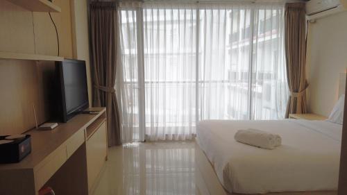 Hegarmanah Apartment | Strategic Studio Apartment at Beverly Dago with Mountain View By Travelio