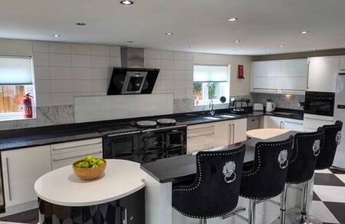 Wixford House | Stratford 4 BR Family Mansion With Pool, Gym & BBQ