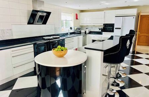 Wixford House | Stratford 4 BR Family Mansion with Pool, Gym & BBQ
