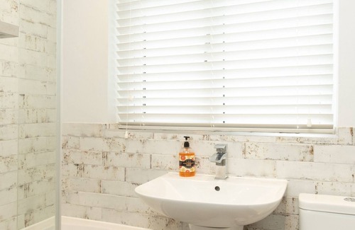 Welford House | Stratford House - Stunning home with private parking on quiet road in Leicester