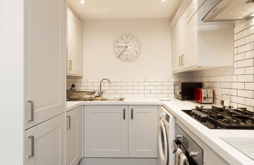 Welford House | Stratford House - Stunning home with private parking on quiet road in Leicester