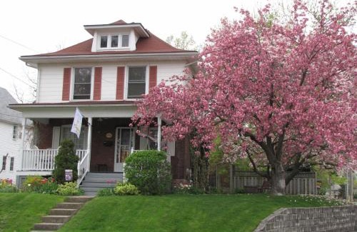 Niagara Falls Bed & Breakfast | Strathaird Bed and Breakfast