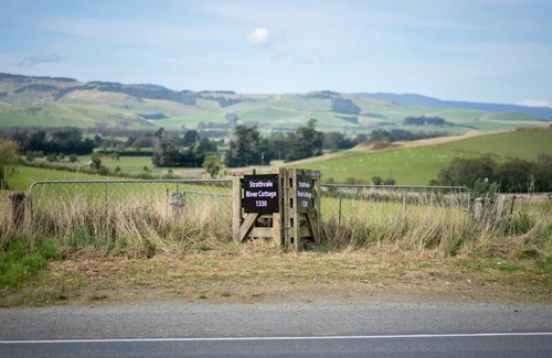 Winton House | Strathvale River Cottage - Winton Holiday Home