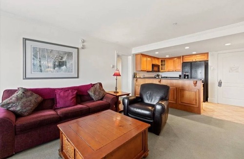 Stratton Mountain Condo | Stratton Slopeside Condo at The Landmark! 400 FEET TO LIFT!