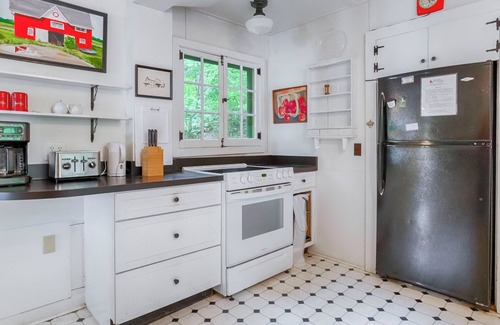 Canandaigua Cottage | Strawberry Cottage - Enjoy Wooded Privacy on Canandaigua Lake!