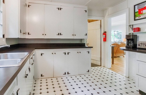 Canandaigua Cottage | Strawberry Cottage - Enjoy Wooded Privacy on Canandaigua Lake!