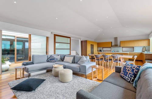 Sorrento House | Strawberry Fields - with pool & walking distance to Sorrento main street