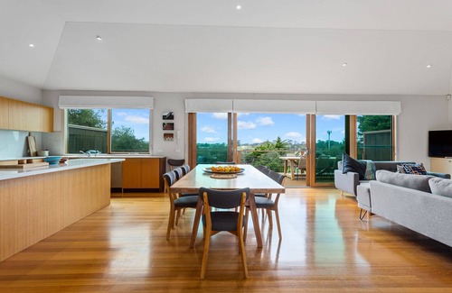 Sorrento House | Strawberry Fields - with pool & walking distance to Sorrento main street