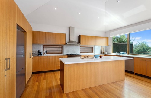 Sorrento House | Strawberry Fields - with pool & walking distance to Sorrento main street