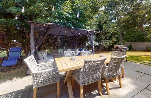 Hyannis House | Strawberry Hill Haven