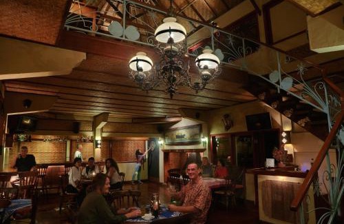 Batunya Resort | Strawberry Hill Hotel & Restaurant
