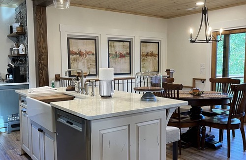 Blowing Rock House | Stream.Firepit.Downtown Blowing Rock. Newly renovated. Cozy!