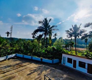 Madikeri House | Streaming valley coffee estate stay