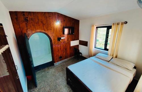 Madikeri House | Streaming valley coffee estate stay