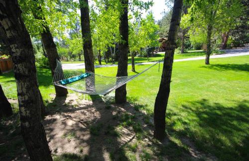 Estes Park Hotel | Streamside on Fall River