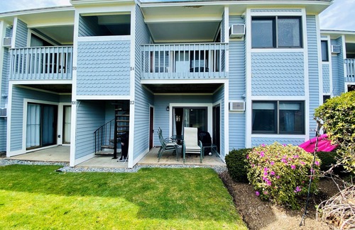 Brewster Condo | Street Level Chilton Village Apartment, Renovated Kitchen & Bathrooms, 2 A/Cs (6 Pool Passes).