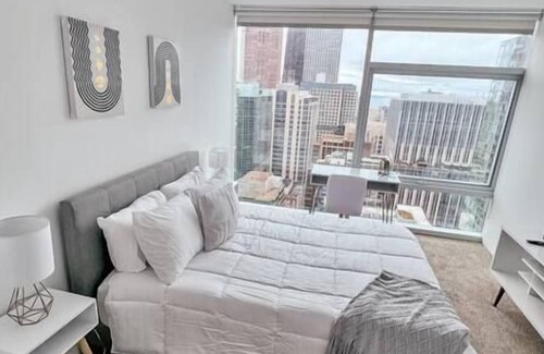 Streeterville Apartment | Streeterville 2 BD / 2 BTH Condo with Free Parking