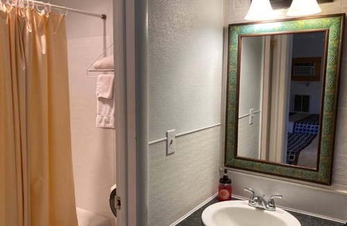 Fairview House | Stress-free Accommdation at Knights Inn Fairview! 3 Great Units, Free Parking