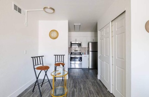 Alegre Community Apartment | Striking 2 Bedroom With Pool in Tempe - 10 min from PHX sky harbor