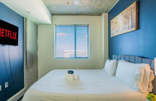 Evans Churchill Apartment | Striking 2BD - CDT- Gym, Pool, Parking - Sleep8