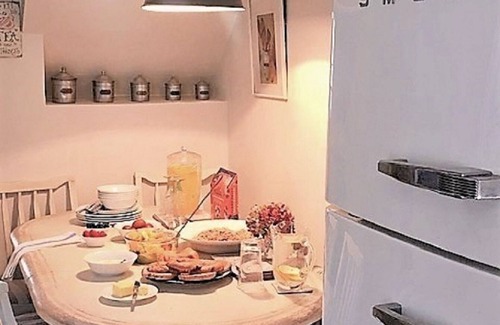 Hayle Cottage | Stroll along 3 miles of golden sand-Almond Cottage; Vintage Chic & Dog Friendly