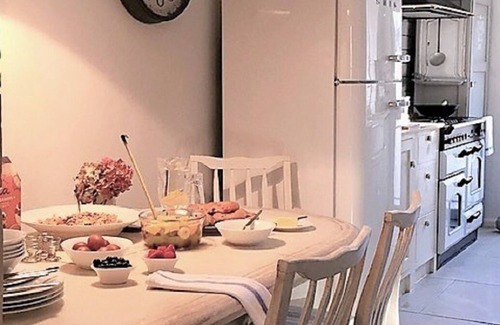 Hayle Cottage | Stroll along 3 miles of golden sand-Almond Cottage; Vintage Chic & Dog Friendly