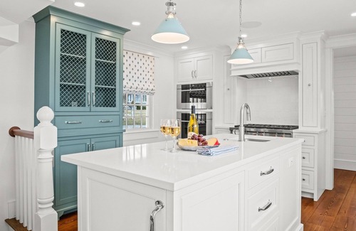 Chatham House | Stroll to Chatham's Popular Shops & Dining/Or Walk to Andrew Hardings Beach from This NEW Impeccable Compound