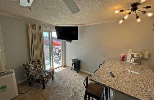 Snowshoe Apartment | Stroll to Slopes, Village Area, Ski in-out MtLodge 237