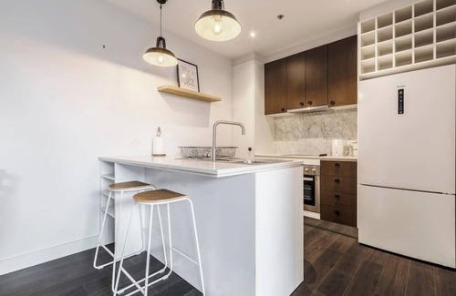 Victoria Apartment | Stroll to the beach + Indoor Parking!