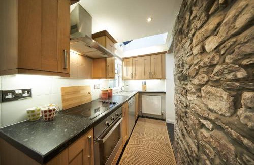Milton Of Buchanan House | Stuc an t Sagairt Cottage , Loch Lomond