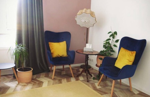 Zentrum-Sued Apartment | Stuckverzierte, zentrumsnahe Wohnung im Süden
