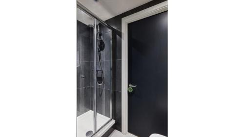 Queenstown Apartment | Student Only 3 Bed Private Flat with Shared Washroom Battersea
