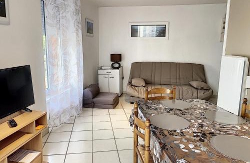 Saint-Pair-sur-Mer Apartment | Studio à deux pas de la plage, proche commerces avec Wifi et équipements complets - FR-1-361-40