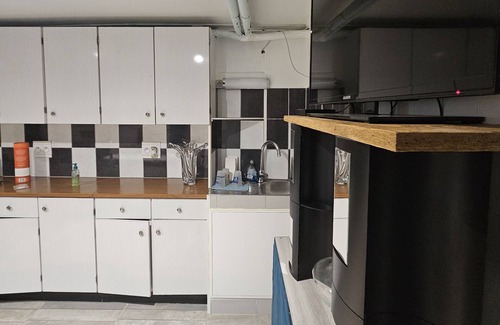 Orgelet Apartment | Studio 1 Chambre, Cosy au Calme. Salle de Bains, WC Séparé et Grande Cuisine