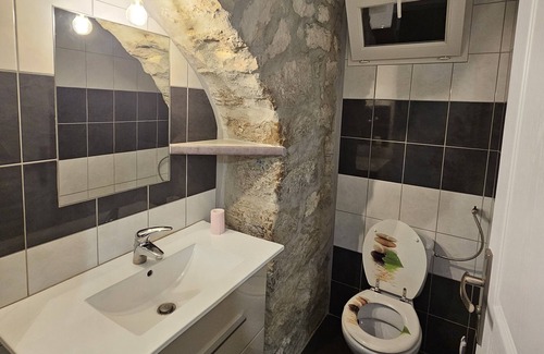 Orgelet Apartment | Studio 1 Chambre, Cosy au Calme. Salle de Bains, WC Séparé et Grande Cuisine