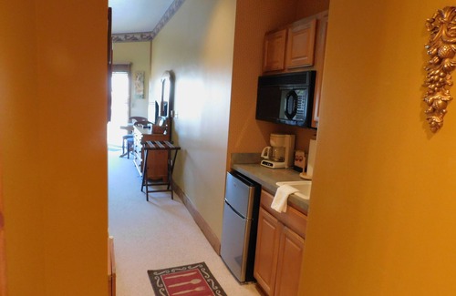 Hanover Apartment | Studio 1105 at Longhollow Point Inn