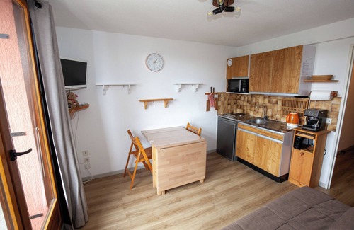 Risoul Apartment | Studio 24m2, 1 bedroom, quiet location. Ski-in/ski-out access. Wi-Fi.