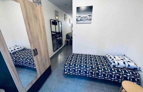 Calais Apartment | Studio 3 personnes centre ville, avec cour