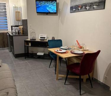 Calais Apartment | Studio 3 personnes centre ville, avec cour