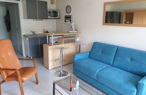 Le Grau-Du-Roi Apartment | Studio 3-seater cabin, quiet, 50 m from the sea and shops, small sea view.