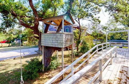 Brigands' Bay House | Studio 54 #282-F
