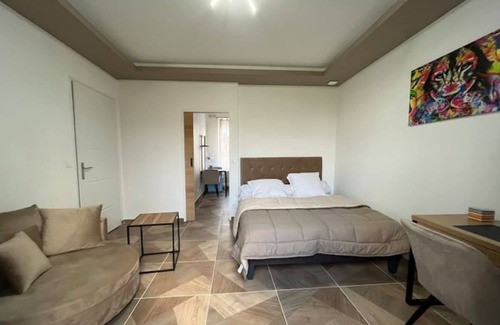Les Capucins-Saint-Germain Apartment | Studio 54 Center de Compiègne Many films and football available.