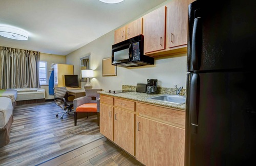 Lenexa Hotel | Studio 6 Lenexa, KS - Overland Park