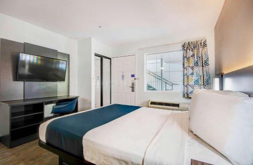 Ocean Springs Hotel | Studio 6-Ocean Springs, MS