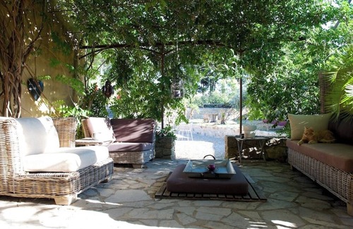 Tresques Apartment | Studio amidst the vines