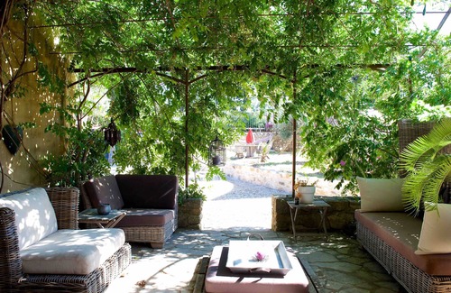 Tresques Apartment | Studio amidst the vines